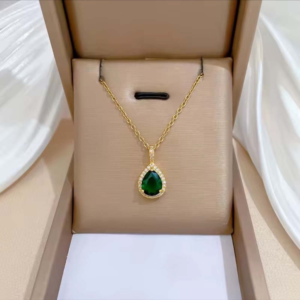 Green Water Droplet Zircon Pendant Necklace Earrings Set

Stainless Steel - Picture 5 of 10